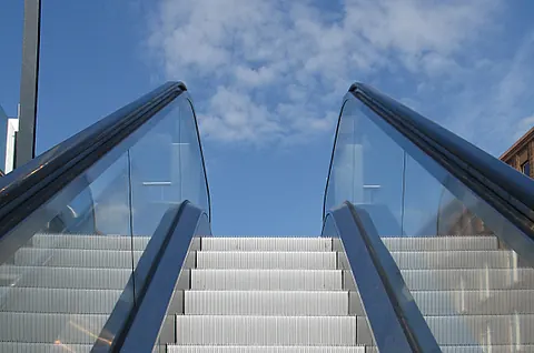 Roltrap met glazen balustrade